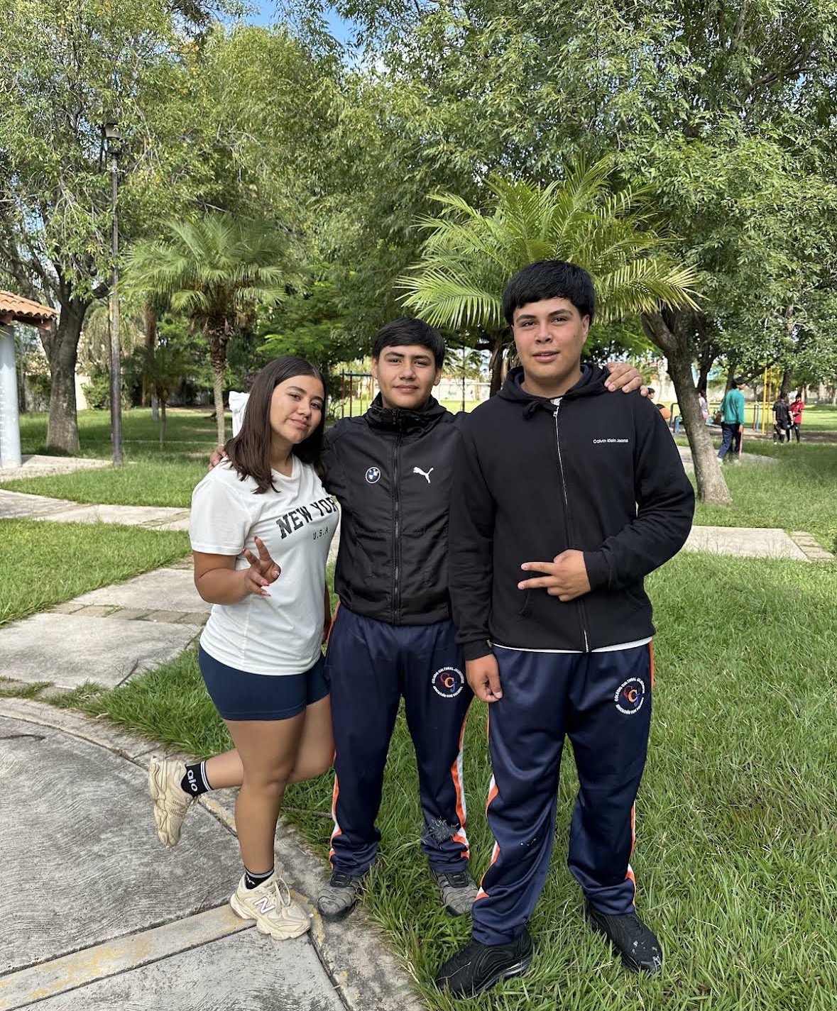 Tres alumnos de CCJ juntos durante una actividad al aire libre