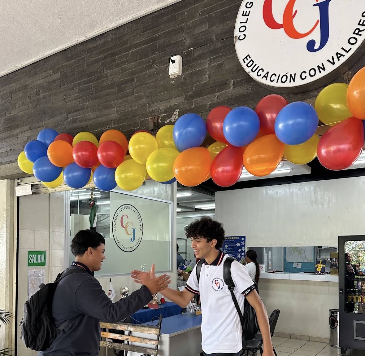 Dos alumnos del Colegio Cultural Jalisciense se saludan en el plantel